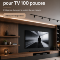 Un salon moderne avec une élégante bibliothèque en noyer