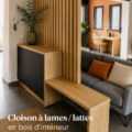 Cloison en lattes en bois moderne séparant deux espaces dans un intérieur chaleureux.