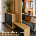 Cloison en lattes en bois moderne séparant deux espaces dans un intérieur chaleureux.