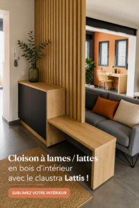 Cloison en lattes en bois moderne séparant deux espaces dans un intérieur chaleureux.