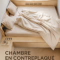 Chambre élégante avec des éléments en contreplaqué, créant une ambiance moderne et chaleureuse.