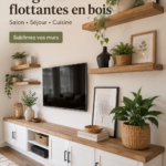 Étagères flottantes en bois décorées dans un salon accueillant avec des plantes et des livres