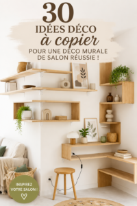 Murs de salon décorés avec des œuvres d'art et des étagères.