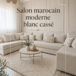 Un salon marocain moderne en blanc cassé avec des coussins colorés.