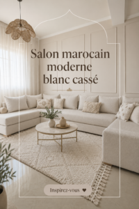 Un salon marocain moderne en blanc cassé avec des coussins colorés.