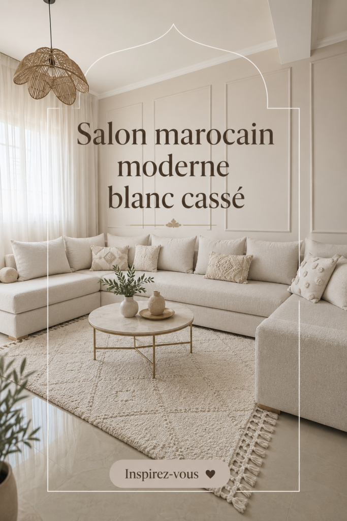 Un salon marocain moderne en blanc cassé avec des coussins colorés.