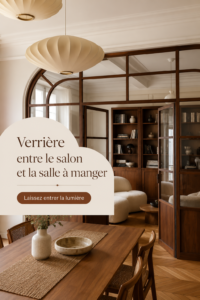 Verrière élégante séparant un salon moderne et une salle à manger chaleureuse