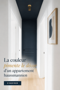Un salon d'appartement haussmannien avec des touches de couleur vives et chaleureuses.
