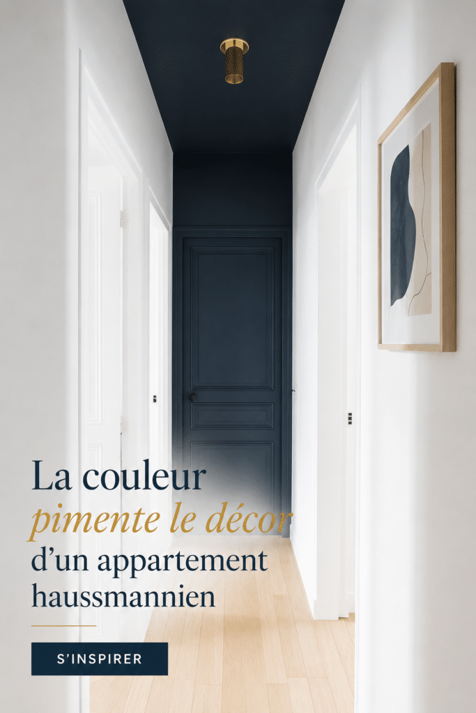 Un salon d'appartement haussmannien avec des touches de couleur vives et chaleureuses.