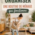 Femme heureuse en train de nettoyer un salon lumineux et bien rangé.