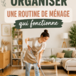 Femme heureuse en train de nettoyer un salon lumineux et bien rangé.