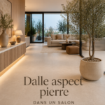 Un salon moderne avec des dalles aspect pierre, mettant en valeur une décoration chaleureuse et élégante.