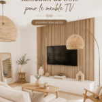 Un meuble TV relooké avec un habillage mural en tasseaux de bois, apportant chaleur et style à la pièce.
