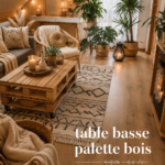Table basse en palette de bois agrémentée de décorations modernes.