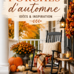 Un élégant porche décoré pour l'automne avec des coussins et des plantes.