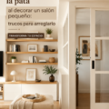 Petit salon décoré avec des couleurs claires et un aménagement minimaliste