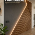 Un bureau accueillant avec des murs décorés de façon créative, reflétant une ambiance chaleureuse