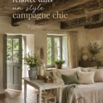 Longère bretonne rénovée avec un style campagne chic, montrant des éléments décoratifs chaleureux.