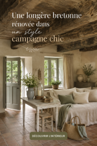Longère bretonne rénovée avec un style campagne chic, montrant des éléments décoratifs chaleureux.