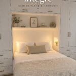 Armoire intégrée dans un salon moderne