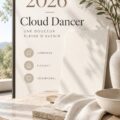 Salon décoré avec la couleur tendance Cloud Dancer, créant une atmosphère apaisante.