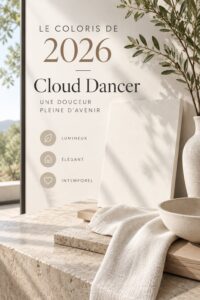 Salon décoré avec la couleur tendance Cloud Dancer, créant une atmosphère apaisante.
