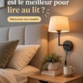 Femme lisant au lit sous un éclairage chaleureux