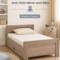 Lit enfant de 70x140 cm décoré d'ours bleus dans une chambre chaleureuse.