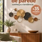 Sculpture murale moderne et stylisée dans un salon épuré