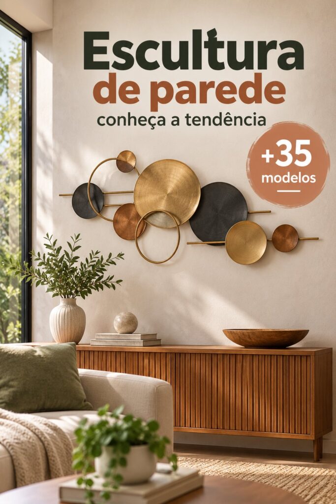 Sculpture murale moderne et stylisée dans un salon épuré
