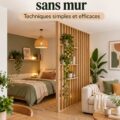 Un studio moderne avec un coin nuit délimité par un paravent decoratif.