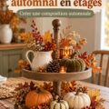 Un plateau décoré de manière empilée avec des éléments d'automne, créant une ambiance chaleureuse.