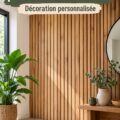 Panneaux décoratifs en bois accrochés dans un salon chaleureux
